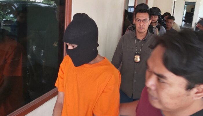 MDS alias Kiki yang menghajar 'istri sirinya' karena dipergoki bersama wanita lain.(lina)