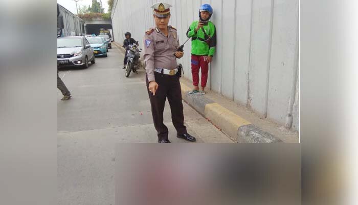 diduga stress seorang pria lompat dari atas Underpass Senen. (silaen)