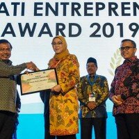 Bupati Purwakarta, Anne Ratna Mustika mendapat penghargaan Enterpreneur Awards 2019