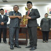 Bupati Bekasi Eka Supria Atmaja tengah menandatangani persetujuan Rancangan Peraturan Daerah (Raperda) Kabupaten Bekasi. (ist)