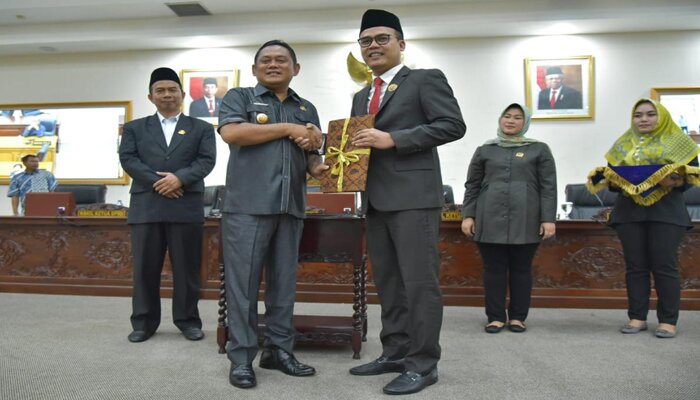 Bupati Bekasi Eka Supria Atmaja tengah menandatangani persetujuan Rancangan Peraturan Daerah (Raperda) Kabupaten Bekasi. (ist)
