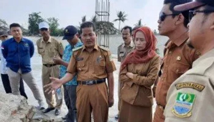Camat Karang Bahagia Karnadi saat menjelaskan kepada Kadisbudpora Kabupaten Bekasi Suwartika.(ist)