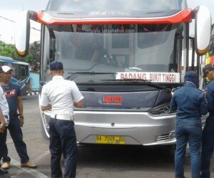 Petugas Dishub Terninal Kalideres, Jakbar menjelang Natal 2019 dan Tahun Baru 2020 melakukan pra ramp check dengan memeriksa kelaikan jalan 256 bus di terminal tersebut. (Rachmi)