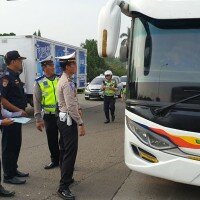 Kepolisian Polres Bogor bersama Dishub Kabupaten Bogor melakukan cek kendaraan dan test urine serta kesehatan sopir bus.