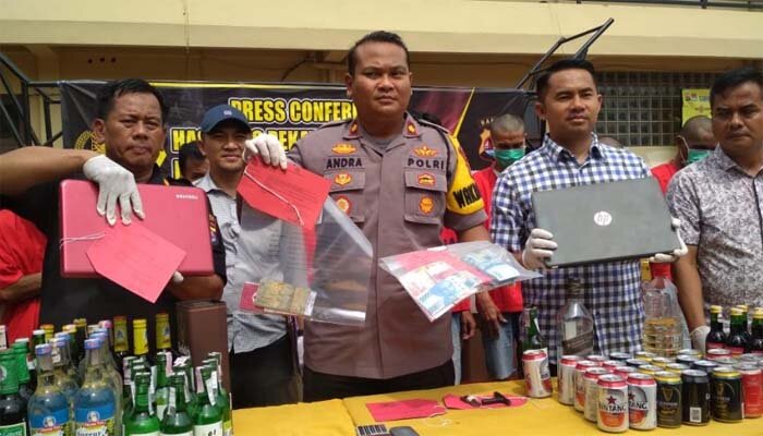 Wakapolres Cilegon Kompol Andra Wardhana bersama barang bukti hasil operasi saat gelar ekspose di Mapolres Cilegon, Selasa (17/12/2019). (ist)