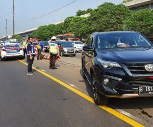 Atasi kepadatan arus, polisi berlakukan Contraflow di KM 48. (saban)