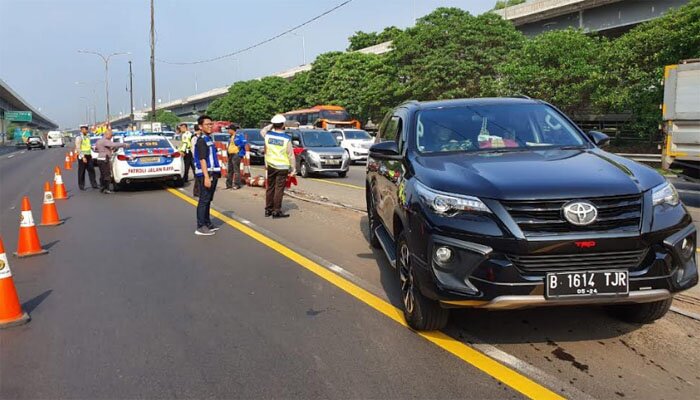 Atasi kepadatan arus, polisi berlakukan Contraflow di KM 48. (saban)