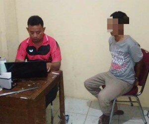 Tersangka pencopet guru honorer saat menjalani pemeriksaan oleh penyidik Unit 3 satreskrim. (ist)