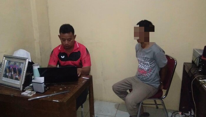 Tersangka Endin Saedin diborgol setelah pura-pura kesurupan.(haryono)