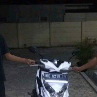 Pelaku baju hitam dan barang bukti motor yang dicurinya.(ist)
