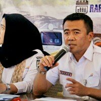 Executive Vice President Daop 1 Jakarta, Dadan Rudiansyah didampingi Kahumas PT KAI Daop 1 Jakarta Eva Chairunisa serta jajaran saat menyampaikan keterangan pers. (ikbal)