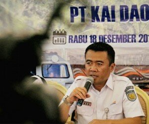 Executive Vice President Daop 1 Jakarta, Dadan Rudiansyah saat menyampaikan keterangan pers. (ikbal)
