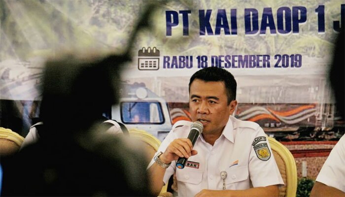 Executive Vice President Daop 1 Jakarta, Dadan Rudiansyah saat menyampaikan keterangan pers. (ikbal)