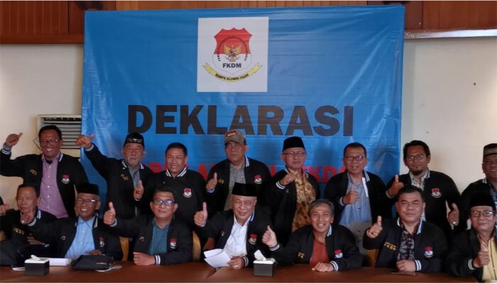 Forum Alumni FKDM foto bersama sebelum terbentuk FKDM baru, Kamis (19/12).(john)