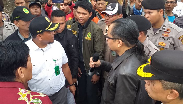 Eksekusi lahan di Jl.Cacing, Rorotan, Jakut, sempat diwarnai bersitegang dan demo pemilik. (deny)