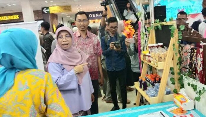 Ketua Deskranada Kota Depok Elly Farida Idris saat meninjau stand di Depok Expo 2019. (anton)