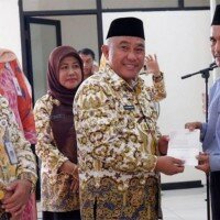 Wali Kota Depok Muahmmad Idris menyerahkan dana insentiff pengurus RT, RW dan LPM di Depok. (anton)