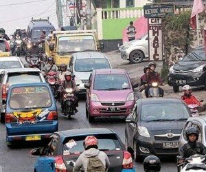 1.Kondisi kemacetan di Jl. Raya Sawangan yang mendesak diperlebar. (anton)
