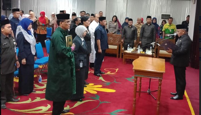 Wali Kota Depok Muhammad Idris saat melantik 24 pejabat baru di Pemkot setempat. (anton)