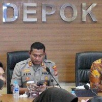 Wakil Wali Kota Depok Pradi Supriatna didampingi Kapolres Depok Kombes Pol Azis Andriansyah saat rapat kordinasi. (anton)