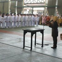 Bupati Serang Ratu Tatu Chasanah saat melantik 150 kepala desa terpilih di lapangan tenis indoor Pemkab Serang