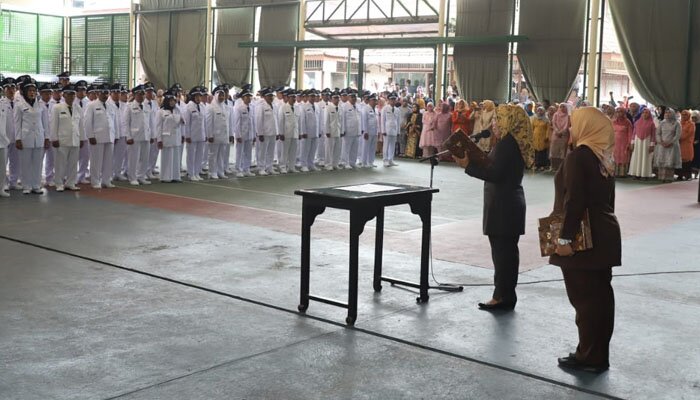 Bupati Serang Ratu Tatu Chasanah saat melantik 150 kepala desa terpilih di lapangan tenis indoor Pemkab Serang