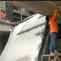 Petugas sedang membongkat lantai bengkel sekaligus showroom di Tebet. (wandi)