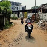 Petugas Satpelhub Kecamatan Cengkareng berpatroli mengawasi kendaraan angkutan barang yang melintas di Jalan Wibisana RT 09 Perum Persada Kelurahan Rawa Buaya, Kecamatan Cengkareng, Jakbar. (rachmi)