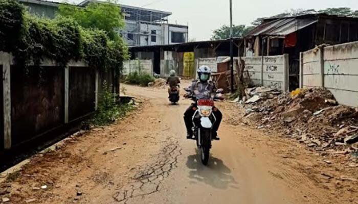 Petugas Satpelhub Kecamatan Cengkareng berpatroli mengawasi kendaraan angkutan barang yang melintas di Jalan Wibisana RT 09 Perum Persada Kelurahan Rawa Buaya, Kecamatan Cengkareng, Jakbar. (rachmi)