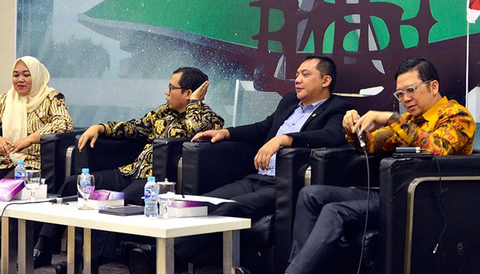 Dari kiri: Korwil Perkumpulan Hononer K2 Indonesia (PHK2I) DKI Jakarta, Nur Baitih, Ketua komisi II, Ahmad Doli Kurnia, Anggota Baleg DPR RI, Taufik Basari, Wakil Ketua Baleg DPR RI, Achmad Baedowi. (timyadi)