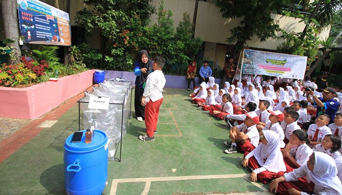 Para pelajar saat mengikuti pelatihan ecobrik di halaman Sekolah SDN 01 03 05 Kuningan Barat. (wandi)