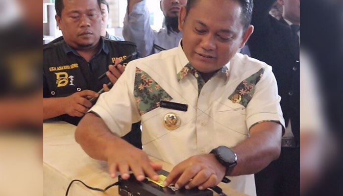 Bupati Bekasi Eka Supria Atmaja saat memasang Tapping Box di hotel Santika. (ist)