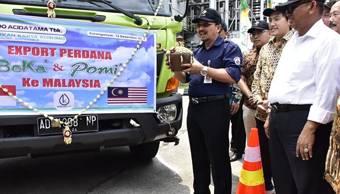 Dirjen Prasarana dan Sarana Pertanian, Sarwo Edhy saat melepas truk mengangkut 10 ribu liter pupuk organik untuk diekspor. (ist)