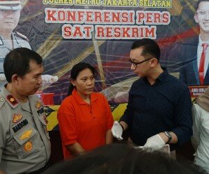 Ratu Yuliana, emak-emak yang mencuri di rumah kosong.(adji)