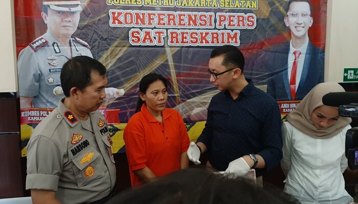 Ratu Yuliana, emak-emak yang mencuri di rumah kosong.(adji)