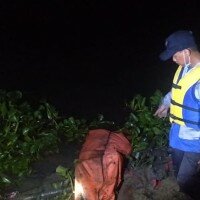 Petugas saat mengevakuasi mayat tak dikenal dari waduk Jatiluhur.
