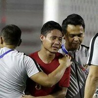 Evan Dimas harus ditarik keluar lapangan setelah cidera dihajar pemain Vietnam.