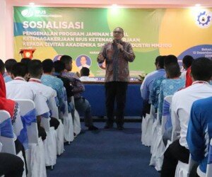 Kepala Cabang BPJAMSOSTEK Bekasi Cikarang Achamd Fatoni mengedukasi siswa SMK.(ist)