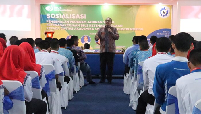 Kepala Cabang BPJAMSOSTEK Bekasi Cikarang Achamd Fatoni mengedukasi siswa SMK.(ist)