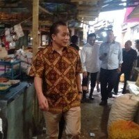 Ketua APPSI Ferry Juliantono meninjau Pasar Guntur, Garut yang terbakar. (ist)