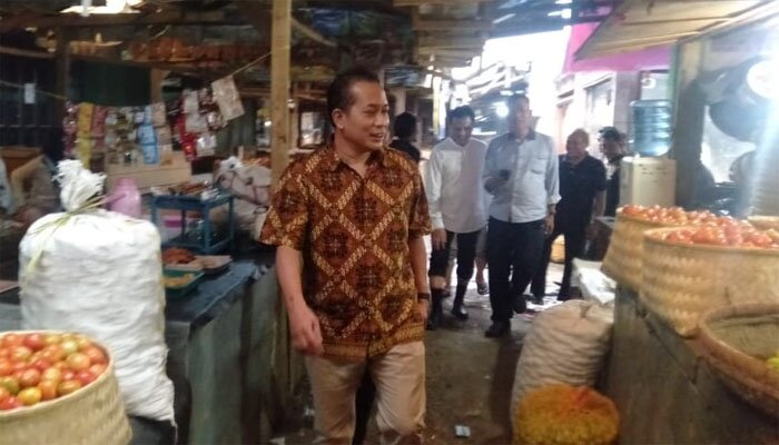 Ketua APPSI Ferry Juliantono meninjau Pasar Guntur, Garut yang terbakar. (ist)