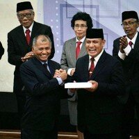 Ketua KPK 2015-2019, Agus Rahardjo bersama Ketua KPK 2019-2023, Firli Bahuri saat serah terima jabatan. (ikbal)