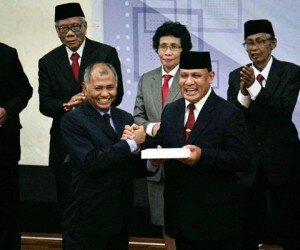 Ketua KPK 2015-2019, Agus Rahardjo bersama Ketua KPK 2019-2023, Firli Bahuri saat serah terima jabatan. (ikbal)