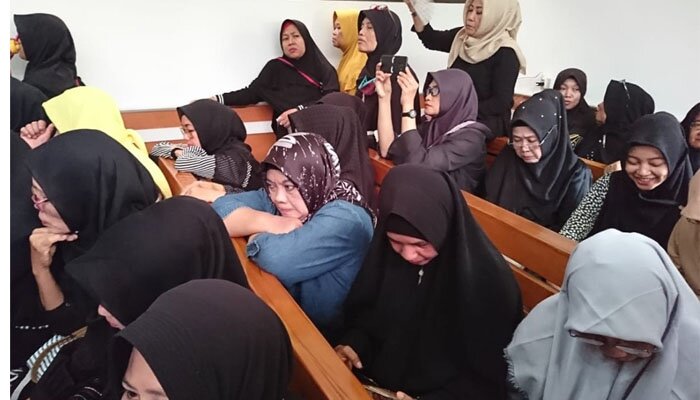 Wajah lesu, geram dan kesal ratusan jamaah umrah dan haji korban first travel saat mengikuti sidang putusan perdata di PN Depok. (anton)