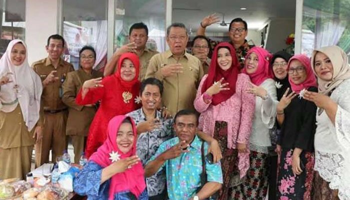 Wakil Wali Kota Tangsel Benyamin Davnie didampingi Ketua GET Tangsel Nency saat membuka galeri pusat oleh oleh Kota tangsel. (anton)