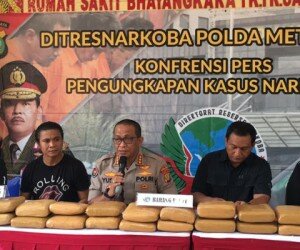 Wadir Resnarkoba Polda Metro Jaya AKBP Sapta Maulana Marpaung (kedua dari kanan) dan Kabid Humas Polda Metro Jaya Kombes Pol Yusri Yunus (tengah), di Rumah Sakit Polri Kramat Jati, Jakarta Timur, Selasa (24/12/2019).(firda)