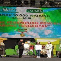 CEO Sahara Farah menerima piagam penghargaan dari Muri atas pemecahan rekor Gebyar 10.000 Warung. (ist)