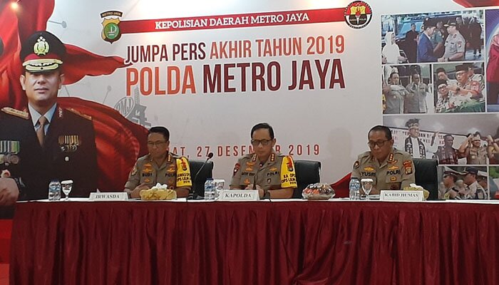 Kapolda Metro Jaya Komjen Gatot Eddy Pramono (tengah), Kabid Humas Polda Metro Jaya Kombes Pol Yusri Yunus (kanan), di Polda Metro Jaya, Jakarta Selatan