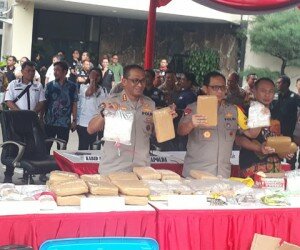 Kabid Humas Polda Metro Jaya Kombes Pol Yusri Yunus (kiri), Kapolda Metro Jaya Komjen Gatot Eddy Pramono (kedua dari kiri), dalam ungkap kasus narkoba di Polda Metro Jaya, Jakarta Selatan