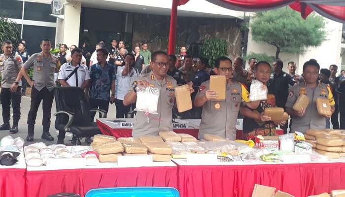 Kabid Humas Polda Metro Jaya Kombes Pol Yusri Yunus (kiri), Kapolda Metro Jaya Komjen Gatot Eddy Pramono (kedua dari kiri), dalam ungkap kasus narkoba di Polda Metro Jaya, Jakarta Selatan